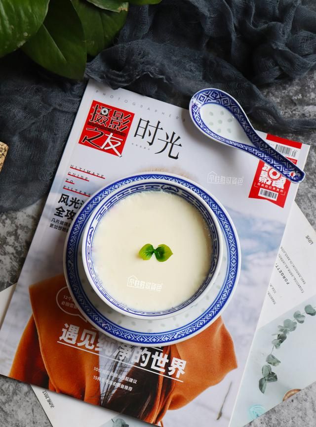 1盒牛奶+2颗鸡蛋，原来双皮奶的做法这么简单，口感顺滑奶香浓郁