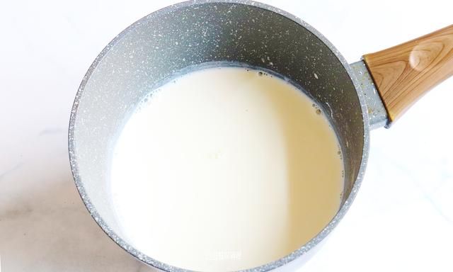 1盒牛奶+2颗鸡蛋，原来双皮奶的做法这么简单，口感顺滑奶香浓郁