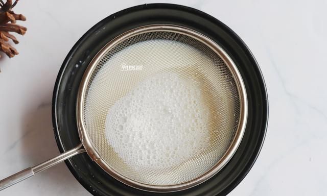 1盒牛奶+2颗鸡蛋，原来双皮奶的做法这么简单，口感顺滑奶香浓郁