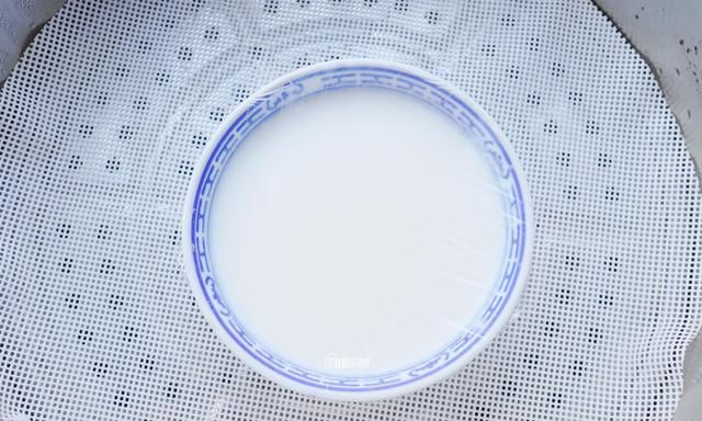 1盒牛奶+2颗鸡蛋，原来双皮奶的做法这么简单，口感顺滑奶香浓郁