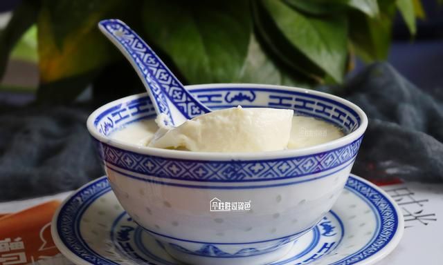 1盒牛奶+2颗鸡蛋，原来双皮奶的做法这么简单，口感顺滑奶香浓郁