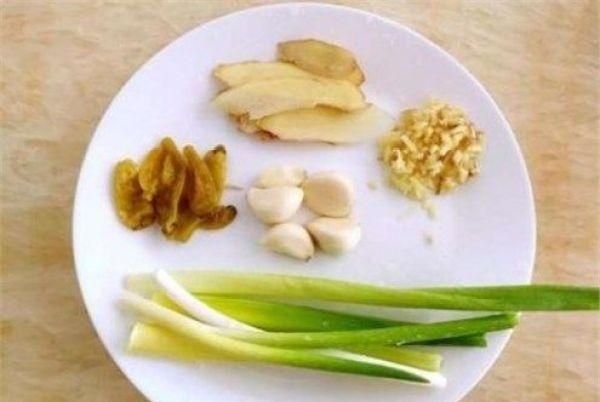 不会做鱼的看过来了！简单大气还好吃的蒸水鱼，一学就会