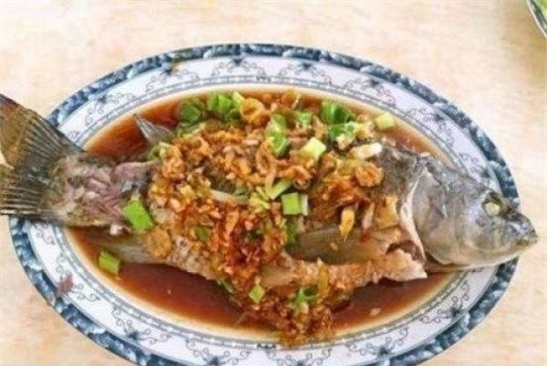 不会做鱼的看过来了！简单大气还好吃的蒸水鱼，一学就会