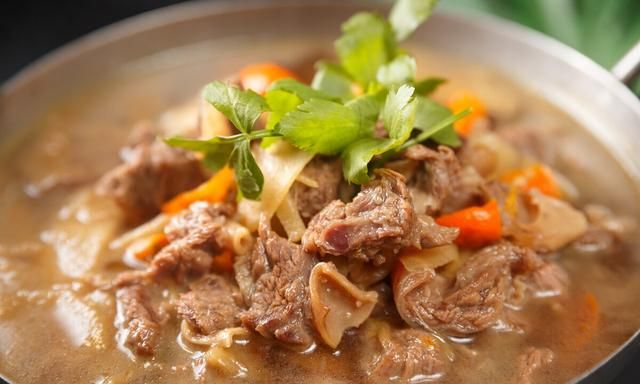 炖牛肉时，记住三放两不放，牛肉软烂入味，不腥不柴，好吃接地气