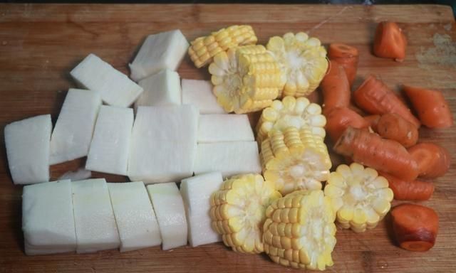 教你胡萝卜山药玉米排骨汤的做法，枸杞一定要放到最后放