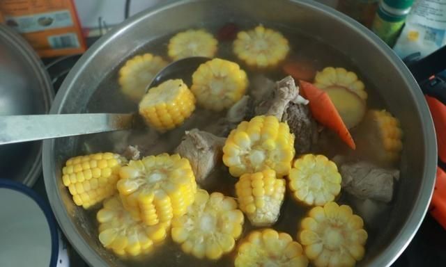 教你胡萝卜山药玉米排骨汤的做法，枸杞一定要放到最后放