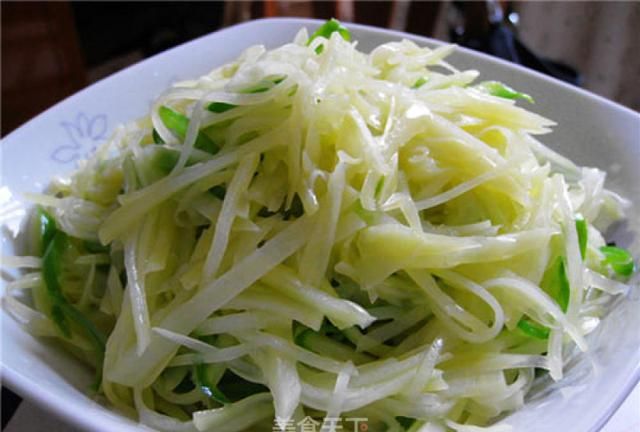 醋溜土豆丝属于鲁菜，是一道山东省的家常菜品