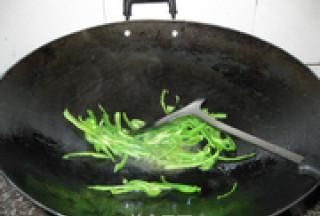 醋溜土豆丝属于鲁菜，是一道山东省的家常菜品