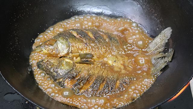 传统家常菜红烧鲫鱼，记住2个技巧，煎鱼不粘锅不破皮，好吃不腥