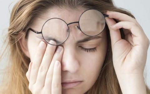 早上起来脸肿是怎么回事过两小时会好点