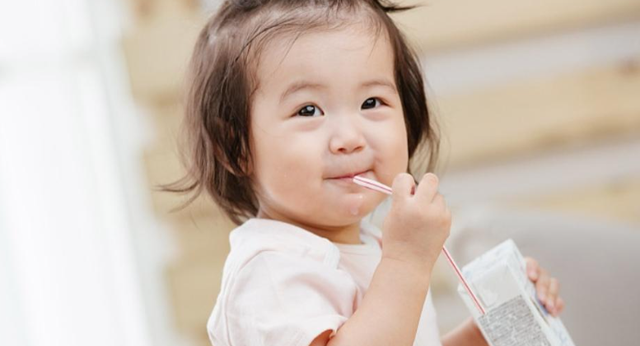 真的假的：睡前喝牛奶会影响生长激素，让孩子少长10厘米？