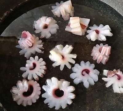 #一学就会快手菜#爆炒鱿鱼卷，口味鲜香滑嫩Q弹的快手家常菜
