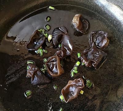 #一学就会快手菜#爆炒鱿鱼卷，口味鲜香滑嫩Q弹的快手家常菜