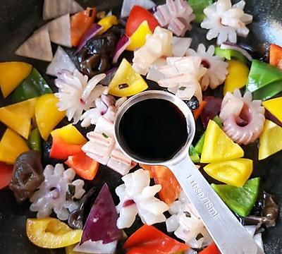 #一学就会快手菜#爆炒鱿鱼卷，口味鲜香滑嫩Q弹的快手家常菜