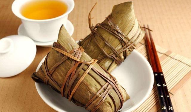三角粽子超简单的包法，比买的还好吃，大妈和媳妇包了一大锅
