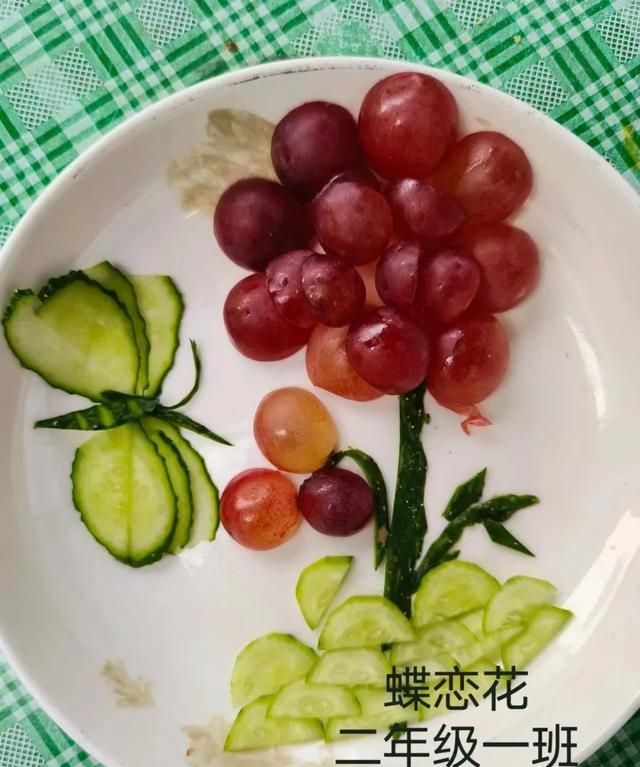 奇思妙“拼”“果”然精彩——育红小学开展一、二年级亲子创意水果拼盘活动