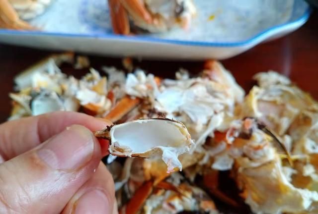 大闸蟹怎么吃？蟹心蟹鳃要扣了扔掉？吃螃蟹原来还有这么多乐趣
