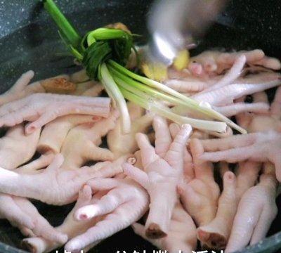 旺强做了麻辣鸡爪，又麻又辣根本停不下来