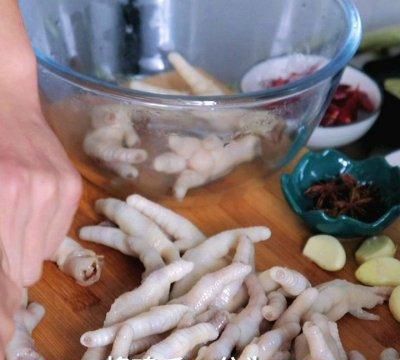 旺强做了麻辣鸡爪，又麻又辣根本停不下来