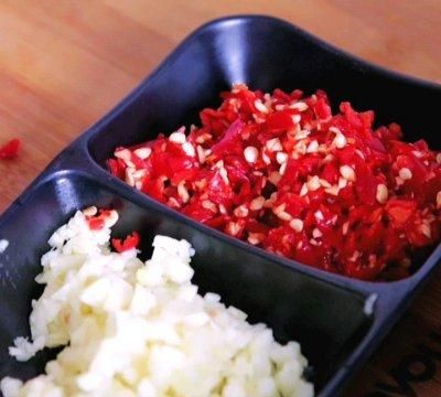 旺强做了麻辣鸡爪，又麻又辣根本停不下来