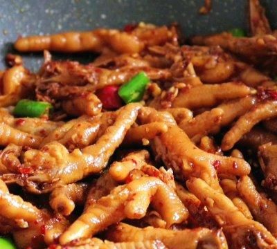 旺强做了麻辣鸡爪，又麻又辣根本停不下来