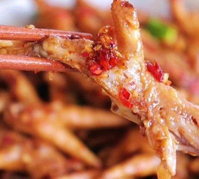 旺强做了麻辣鸡爪，又麻又辣根本停不下来