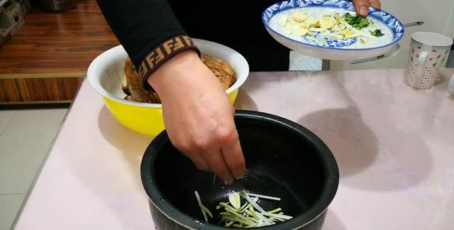 试试电饭锅炖鸡的做法，不放油，不加水，鲜香入味，一撕就脱骨