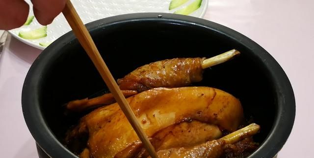 试试电饭锅炖鸡的做法，不放油，不加水，鲜香入味，一撕就脱骨