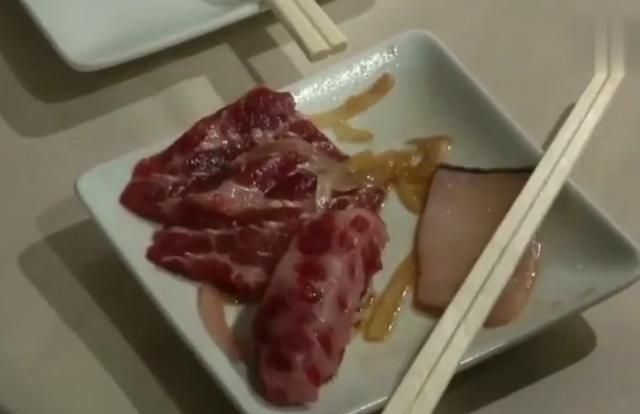 日本人把鲸鱼做成刺身，看起来好吓人，但是真的有那么好吃吗？