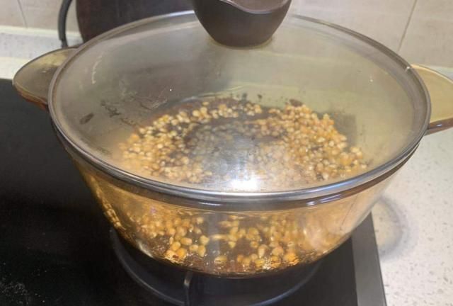 家庭版自制爆米花，两块钱玉米豆做一锅，孩子超爱吃