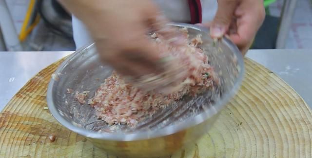 大厨做的“红烧狮子头”，比拳头还大竟能熟透，技巧要点过程详细
