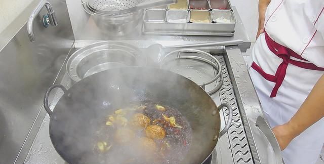 大厨做的“红烧狮子头”，比拳头还大竟能熟透，技巧要点过程详细