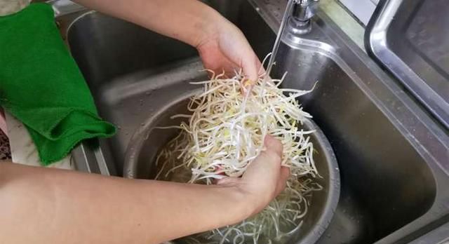 豆芽菜百吃不腻的做法，不炒韭菜，不做配菜，爱吃豆芽一定要收藏