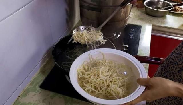 豆芽菜百吃不腻的做法，不炒韭菜，不做配菜，爱吃豆芽一定要收藏