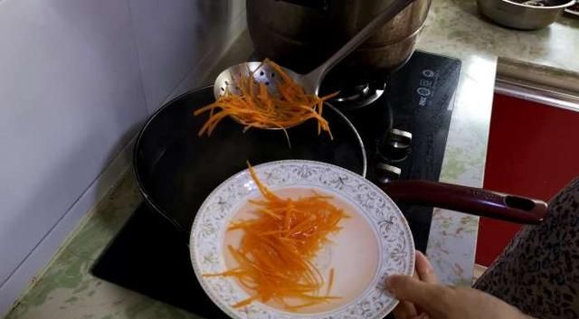 豆芽菜百吃不腻的做法，不炒韭菜，不做配菜，爱吃豆芽一定要收藏