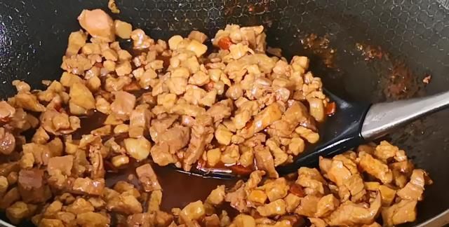 夏天，用豆角包包子，鲜嫩营养又好吃，蒸包子吃特香