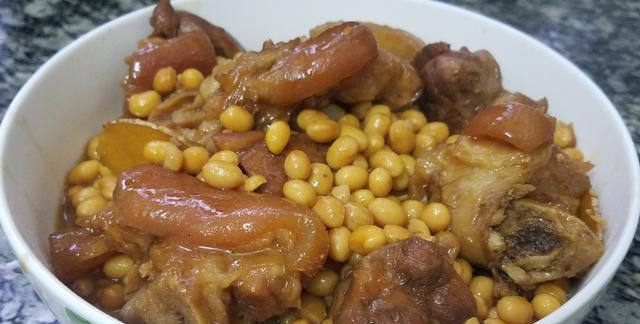 猪脚炖黄豆，广东人经常吃的一道美食，软烂好吃又下饭