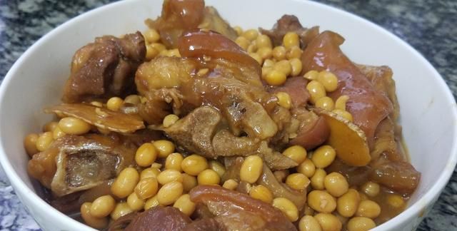 猪脚炖黄豆，广东人经常吃的一道美食，软烂好吃又下饭