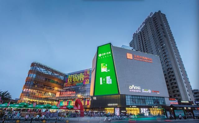四季优美随便果一句文案，写出了都市年轻人的生活痛点
