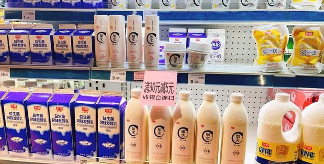 买酸奶时，只要瓶身上有“全脂乳粉”，不管什么品牌，都是假酸奶