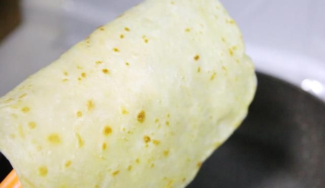 春饼和面有技巧，这么和面，放上三天也不会硬，卷什么菜都好吃