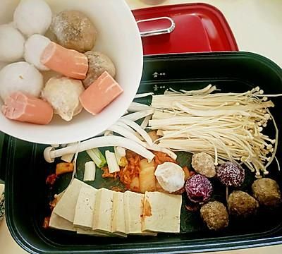 #暖冬酱在手，嗨吃部队锅#懒人料理韩式部队锅