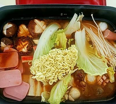 #暖冬酱在手，嗨吃部队锅#懒人料理韩式部队锅