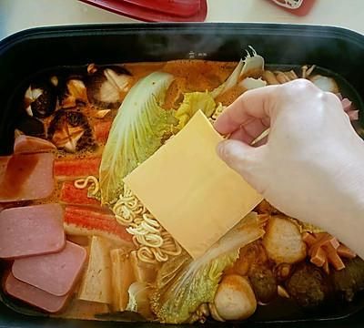 #暖冬酱在手，嗨吃部队锅#懒人料理韩式部队锅