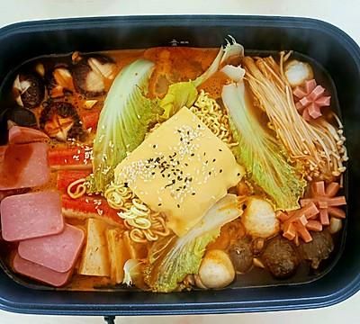 #暖冬酱在手，嗨吃部队锅#懒人料理韩式部队锅