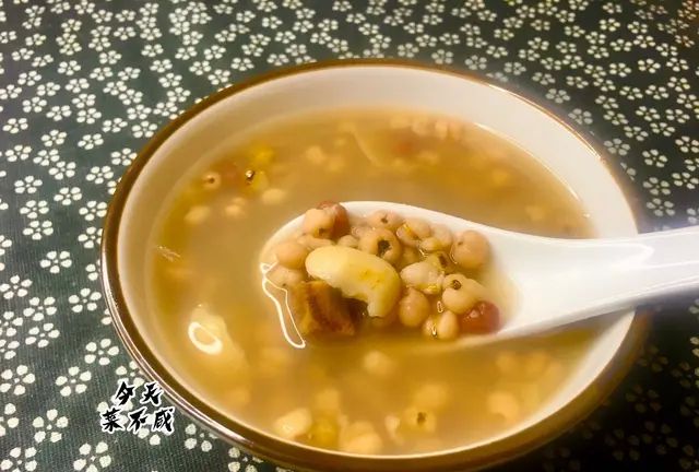 薏米红豆汤，三伏天祛湿正当时，加入绿豆和少量的它，舒服过夏天