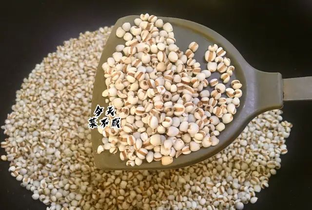 薏米红豆汤，三伏天祛湿正当时，加入绿豆和少量的它，舒服过夏天
