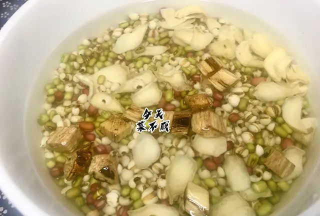 薏米红豆汤，三伏天祛湿正当时，加入绿豆和少量的它，舒服过夏天