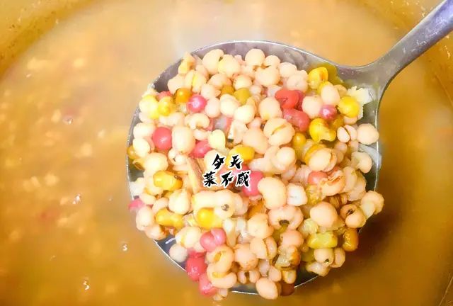 薏米红豆汤，三伏天祛湿正当时，加入绿豆和少量的它，舒服过夏天