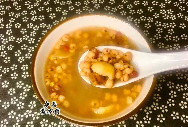 薏米红豆汤，三伏天祛湿正当时，加入绿豆和少量的它，舒服过夏天